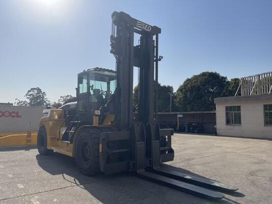 15000 kg Poids de service Poids de levage lourd Chariot élévateur à fourche Options personnalisées offrant des performances et une sécurité dans la manutention de matériaux lourds