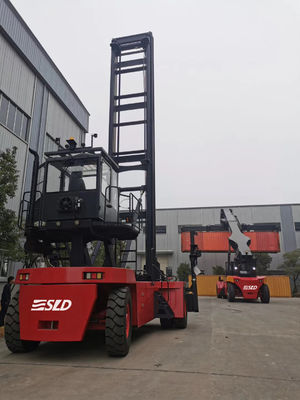 Le Kessler D102PL341 conduit facilement un conteneur vide de 8 tonnes