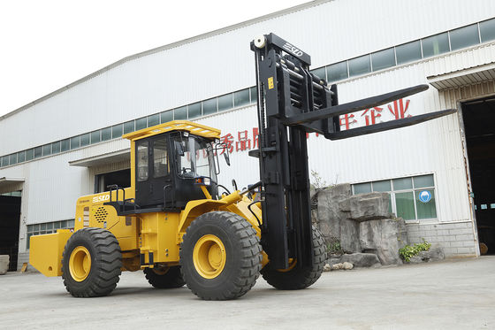 Quatre x quatre 15 tonnes tout le chariot élévateur de terrain accidenté de terrain