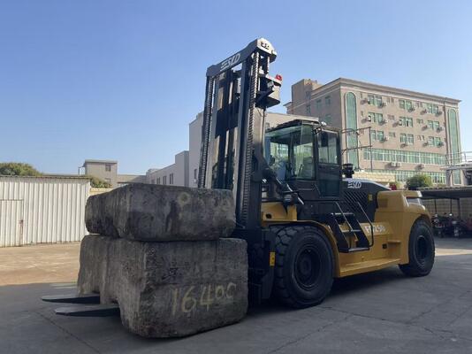 Taille globale 7200x2550x3460 mm Chariot élévateur à contrepoids équipé de fixations de fourchettes, adapté au transport sûr et des matériaux