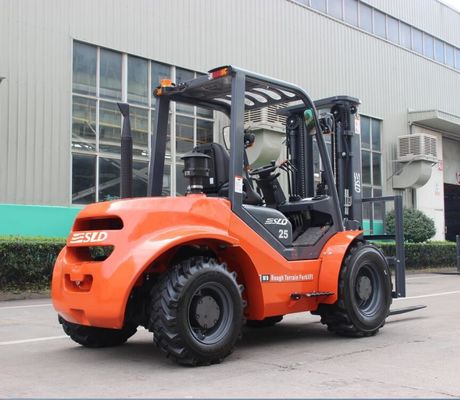 Contre-balancez 4WD 4X4 2,5 tonnes de 3000mm de chariot élévateur de terrain accidenté