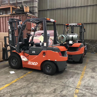 4 chargeur directionnel de chariot élévateur de LPG d'essence du décalage 2.5T de puissance de manière