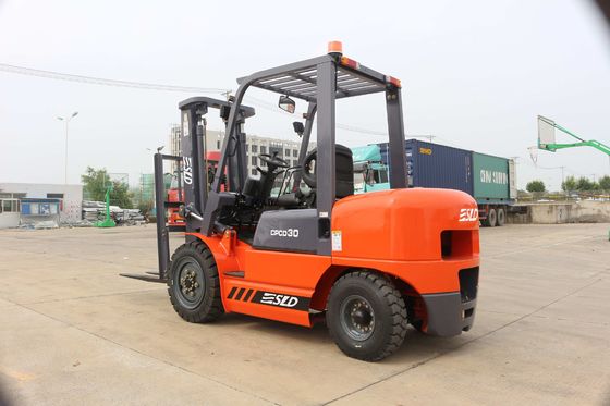3 Ton Diesel Counterbalance Forklift Truck avec le pneu pneumatique à quatre roues
