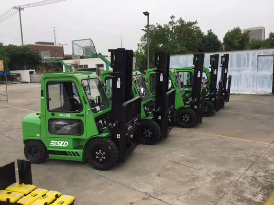 Taille de levage 4m 3 Ton Diesel Forklift CPCD30 avec la pleine cabine fermée